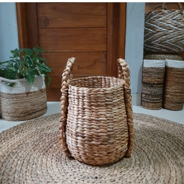 Basket water hyacinth with braid grip