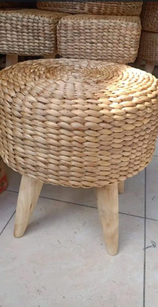 Stool water hyacinth brown n whit with 3 woods leg